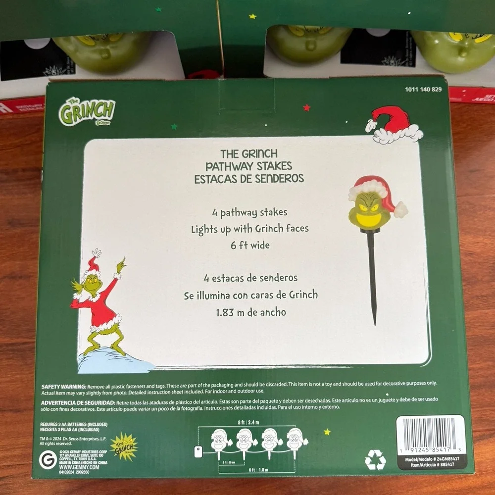 The Grinch Pathway Stakes 4 Count With Santa Hat LED Lights w/ Grinch Faces New!